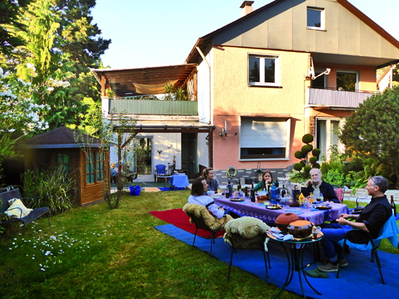 P1010612-Tischrunde im Garten, color5, pse7-560