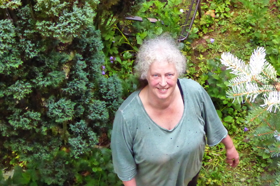 P1020436-Barbara-Gartenarbeit, Color5-560 P1020436-Barbara-Gartenarbeit, Color5-560