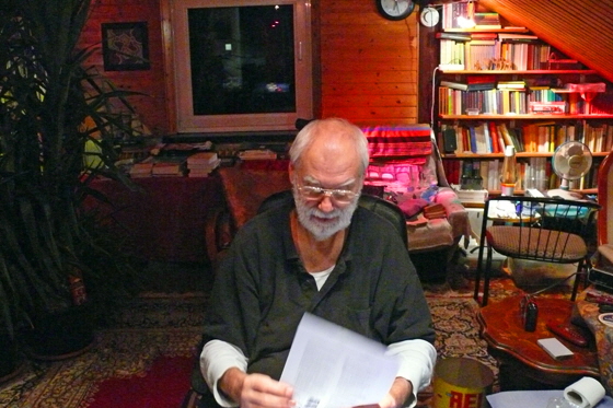 P1040327-Manni unterm Dach-Schreibtisch-560