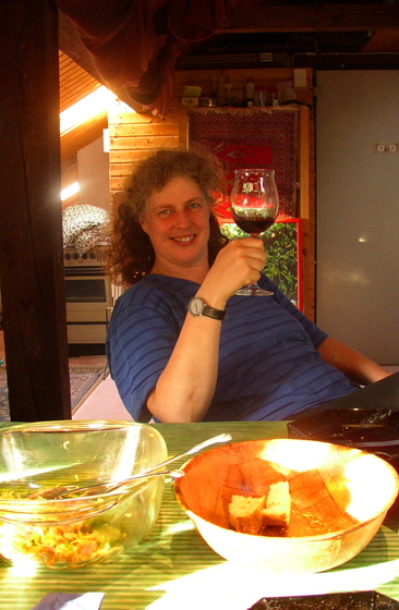 P5131179-Hase mit Weinglas+Italo-Salad-H560