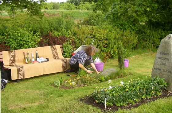 P5161274-Grabpflege Bank mit Flaschen-560 P5161274-Grabpflege Bank mit Flaschen-560