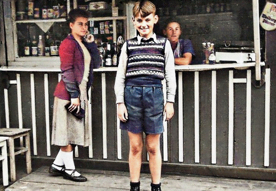 Wurstb1-Manfred Frau Kratz Mutti sharpen pse7x2 inpaintx2 max Details-Colorized-560 Wurstb1-Manfred Frau Kratz Mutti sharpen pse7x2 inpaintx2 max Details-Colorized-560