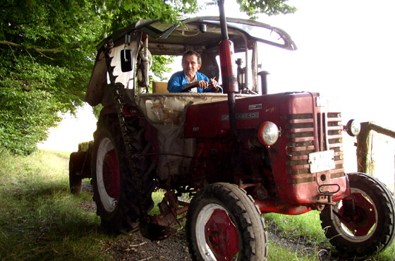 zz 05-P7295776-Kottkamp-Karl mit Trekker am Waldrand in Ahlsen - 560 (2) zz 05-P7295776-Kottkamp-Karl mit Trekker am Waldrand in Ahlsen - 560 (2)